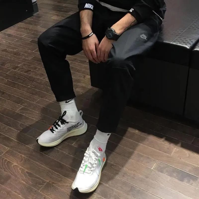 涨见识了！原来很多开宝马的都有一面鞋墙，穿的球鞋不上千就上万