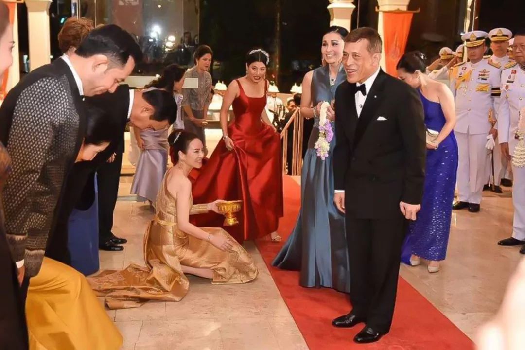 泰国女首富伍伦盼足球,泰国女足总经理伍伦盼写真