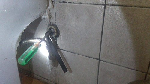 水龙头断墙如何取出,水龙头断到墙里打滑了怎么取出来