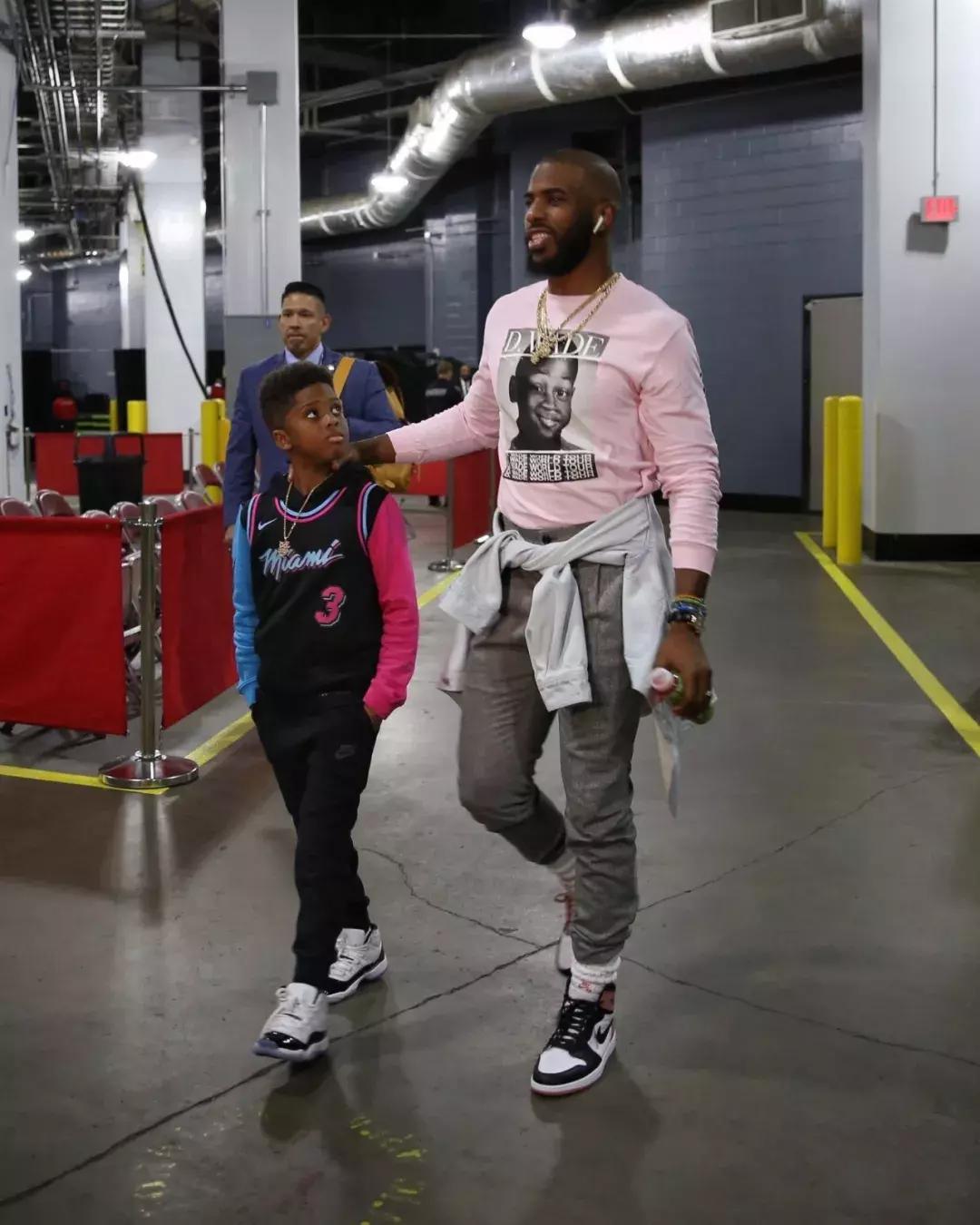 詹姆斯韦德交换球衣视频,保罗和韦德交换球衣