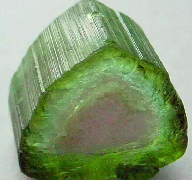 见惯了宝玉石，它的原石长啥样？有些毫不起眼，捡到千万别丢……