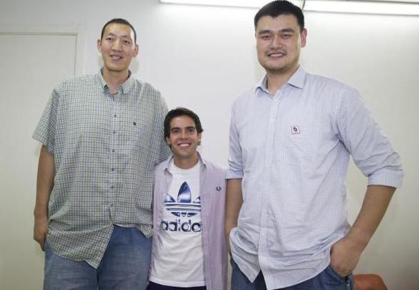 篮球明星和足球明星身价对比,奥尼尔体型和姚明的体型