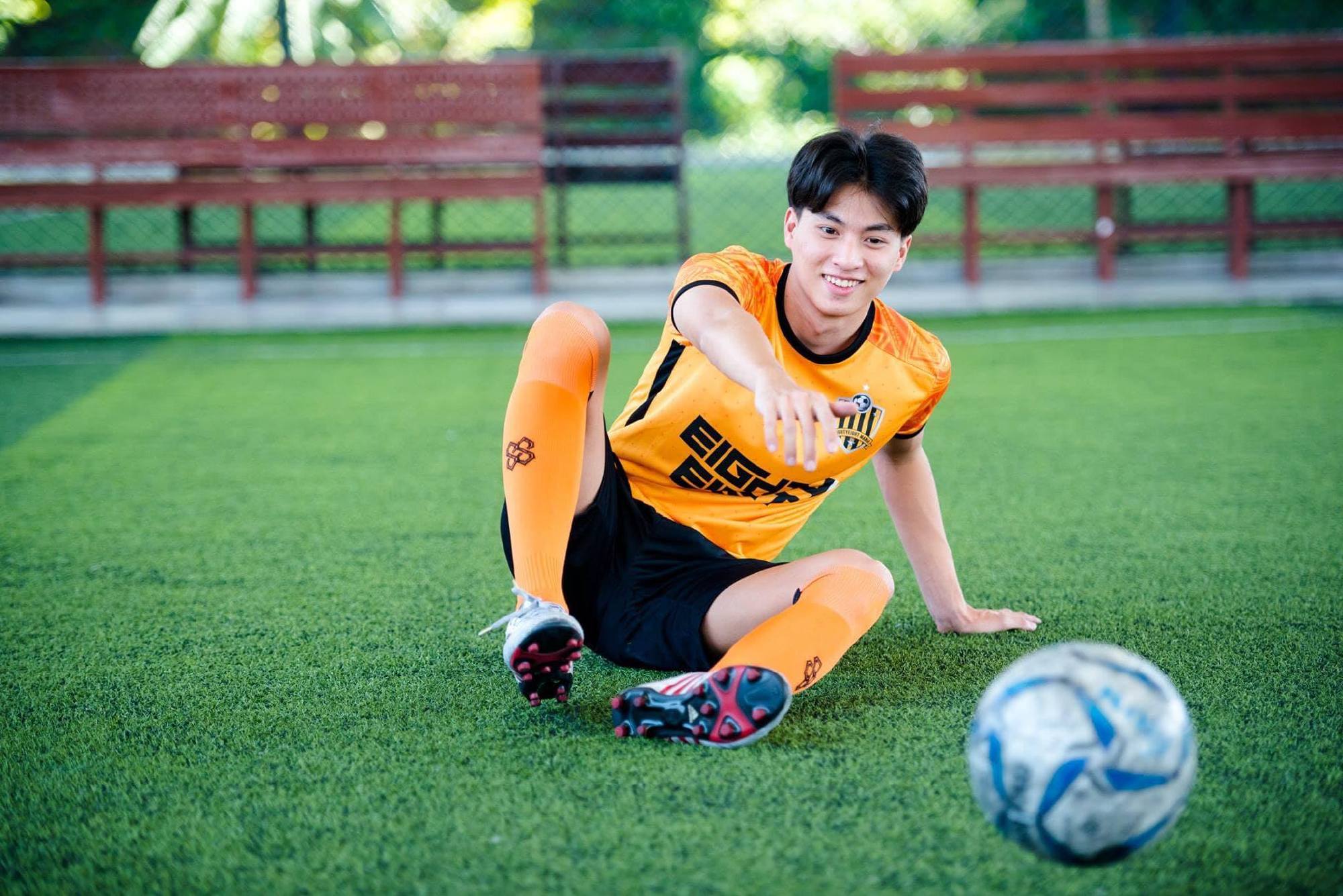 足球少年糕卡娜：热爱足球的他快乐无比