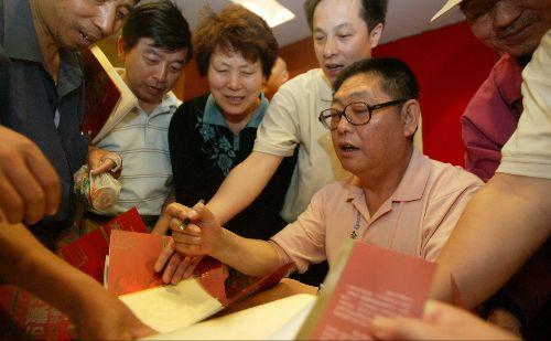中国第一股民杨百万,股神杨百万受邀央视分享炒股三年