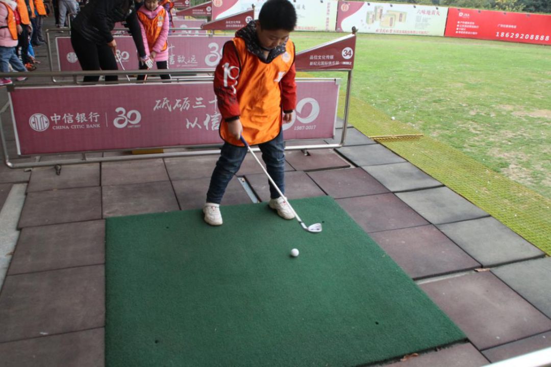 绫虫仼鍥介檯,绫虫仼鍥介檯鑻辫