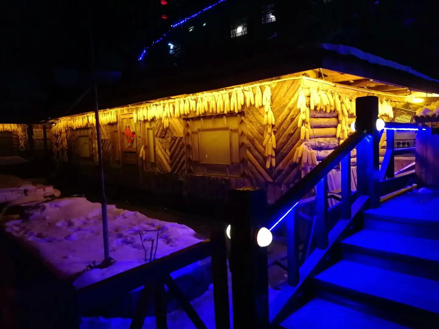 小小双峰冷凝紫气，壮美山河雪掩行踪