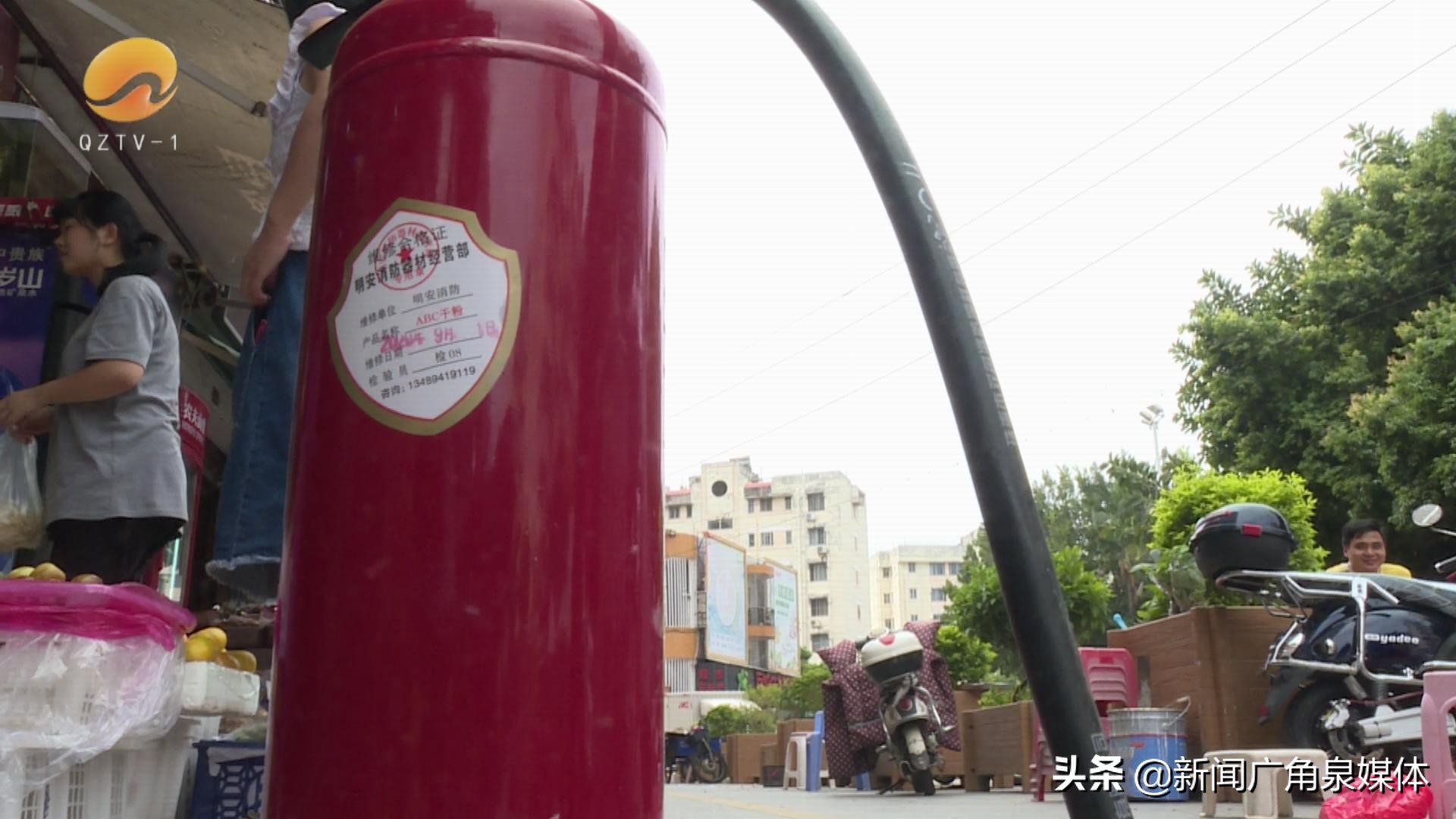 两个男子开车去消防站买卖灭火器,社区人员自称推销灭火器