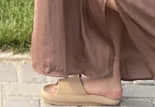 朱珠挺孕肚现身电视剧活动,朱珠亮相穿价值3万睡衣遮孕肚