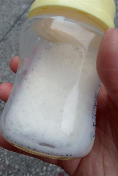 给宝宝冲奶粉时总是有泡沫，可能是这4个原因，宝妈需要了解