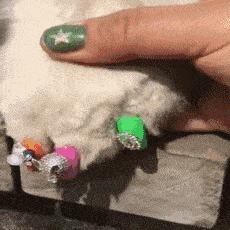 回家的路上看到这么多钱，背包都装不下啊，现在该怎么办