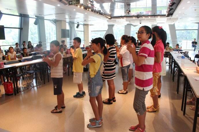 小孩新牙的成长过程,宝宝长了第1颗牙齿视频