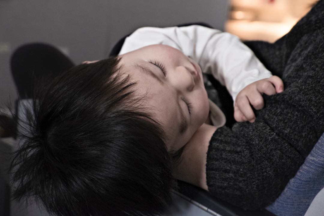 孩子对母乳太过依恋怎么办,孩子依恋妈妈的陪伴