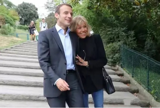 布丽吉特40岁同框,布丽吉特穿吊带衫