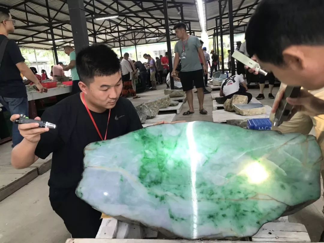 中缅边境翡翠交易市场有多赚钱,缅甸卖翡翠3800万