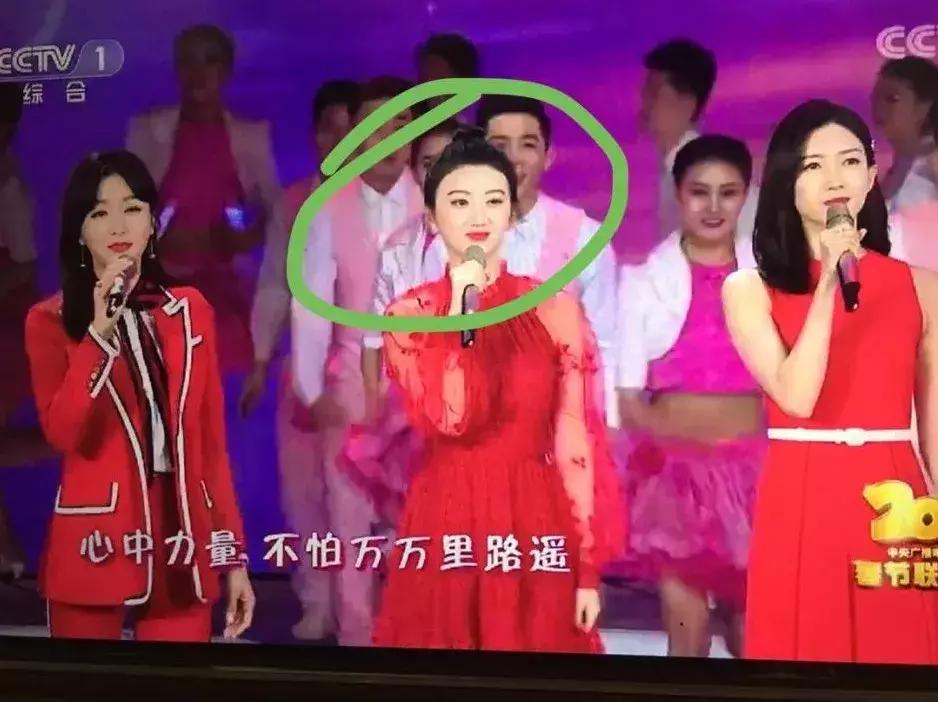这篇春晚穿搭主要是来回（应）馈（付）社（老）会（板）的！