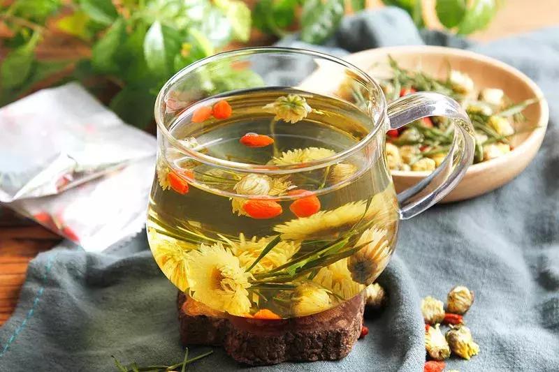 手脚干燥裂口教你一招,治手足裂口的药膏