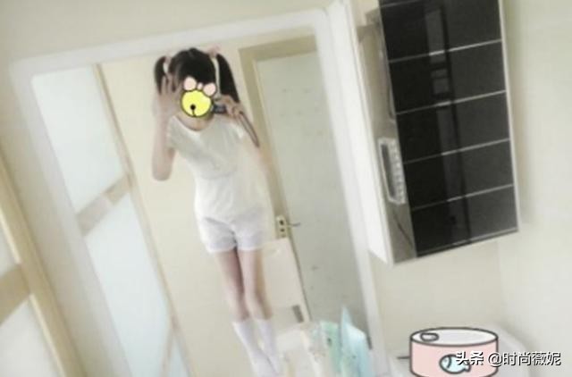00后女孩“性感”自拍，妈妈发现后怒骂孩子不知羞，网友：太早熟