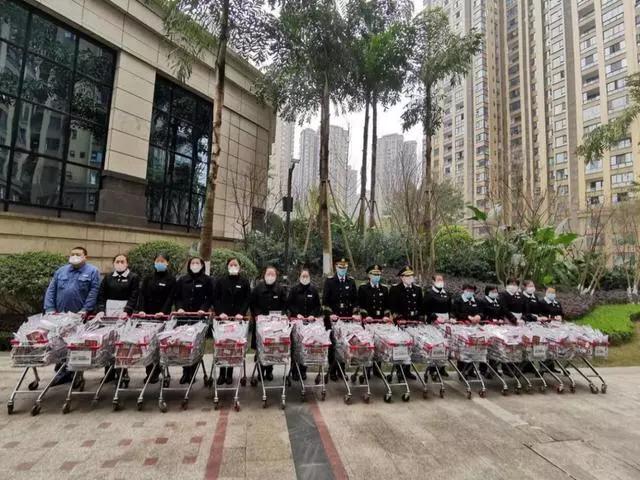 疫情下物业小哥从跑男变成了跑腿,物业管理人员坚守疫情防控第一线