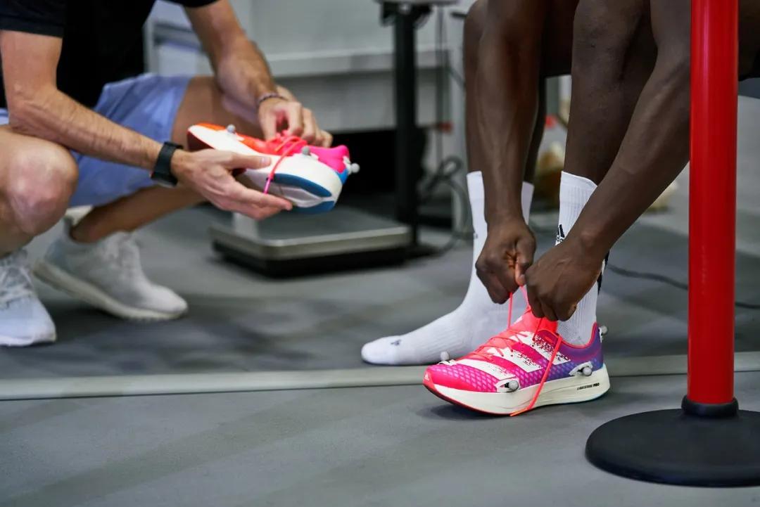 阿迪达斯碳板跑鞋adizerox2,adidasadizeropro有没有碳板