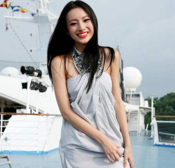 她曾18岁走秀不慎掉落泳裤：坚持走完，如今成央视美女主持人