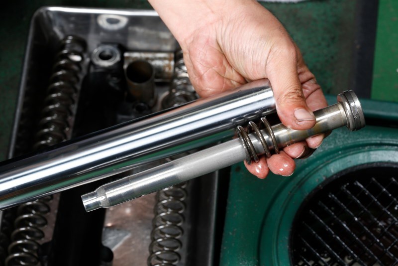 摩托车前叉校正最简单的方法,摩托车维修技师技能培训