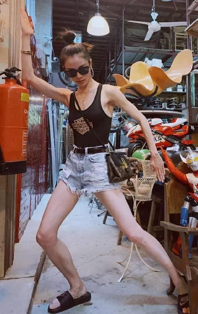 一不谨慎穿泳衣出街，竟然赢了所有人？！