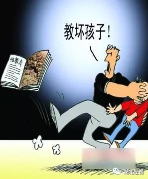 女儿被人校园欺凌爸爸报仇,女儿被男同学弹肩