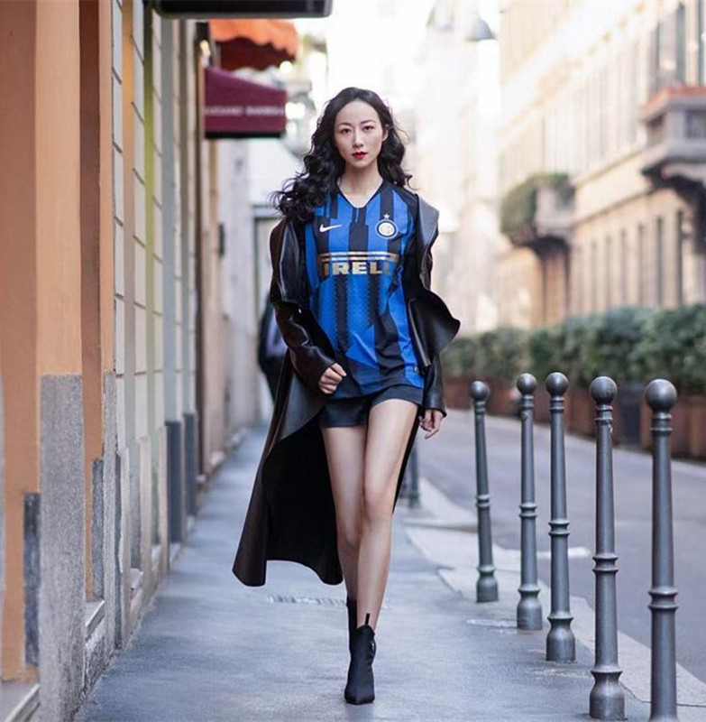 韩雪穿黑色风衣照,36岁的韩雪一身少女装现身