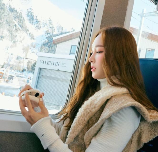 郑秀妍的精致*服私**，高领毛衫+设计感上衣贵气满满，漫步优雅瑞士