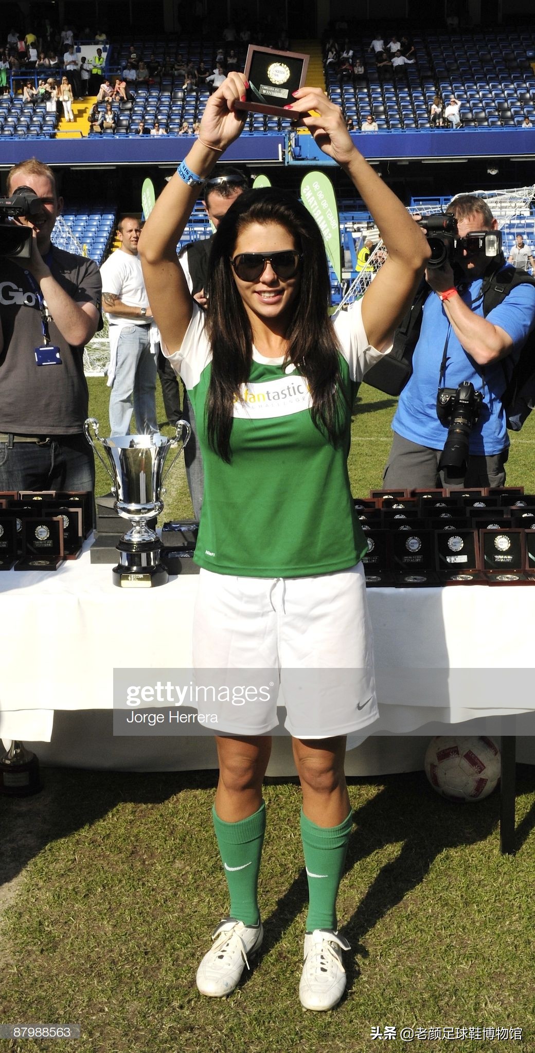 破产酒鬼的球鞋拍卖值6万，加图索的恩人名字成为香港路名