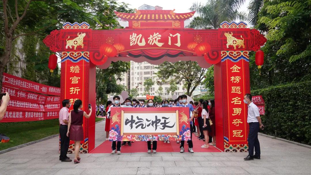 萌娃、萌宠纷纷抢镜！今年高考作文，深圳学生躺赢？