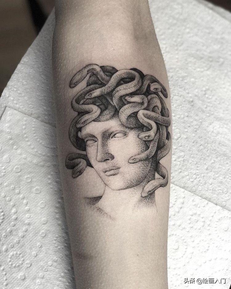 这些精美的黑白点绘插画，竟是纹身，如同复古的石版画一般美丽