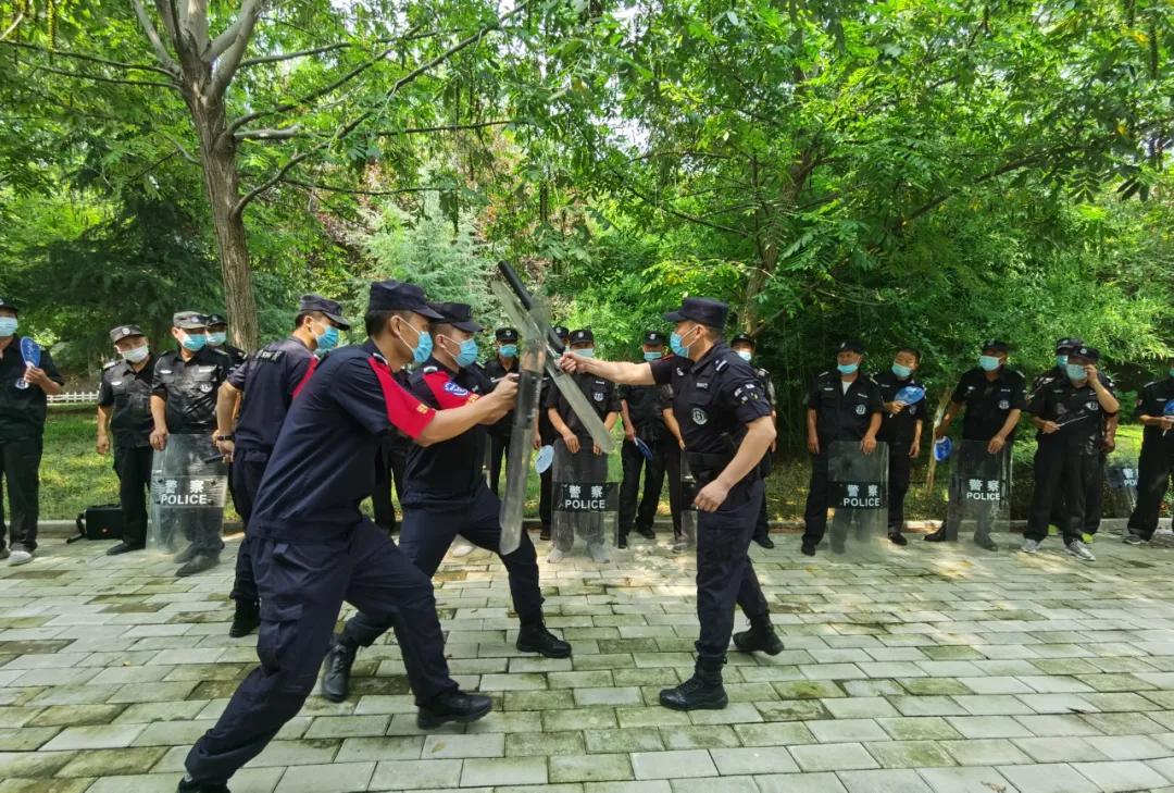 我为群众办实事交警雨中排堵保畅,我为群众办实事开展夜间巡逻防控