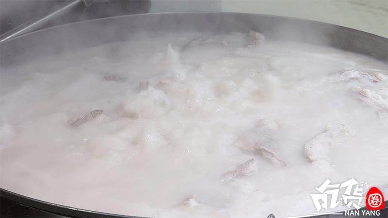 南阳这家羊肉汤，每天卖出200碗！进门先排队，羊肉包子抢着吃