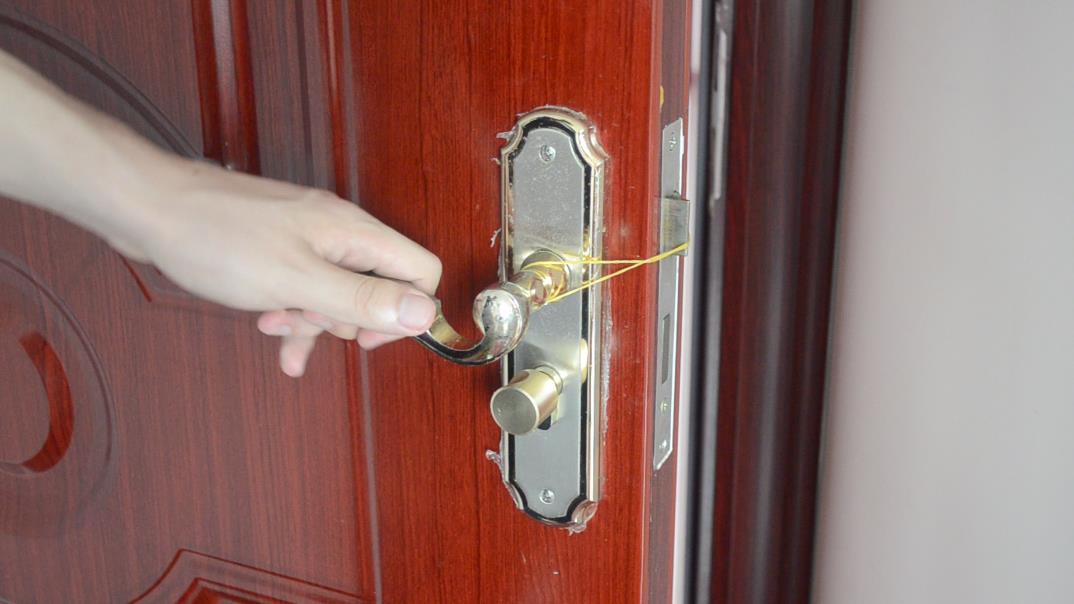 橡皮筋放在衣袖上太厉害了，现在知道为时还不晚，尽快叮嘱家里人