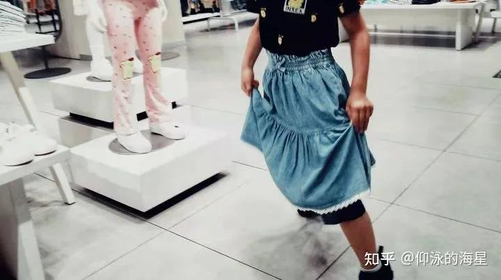 儿子被同学掀裙子了，怎么办？|不用逼孩子处处像男生