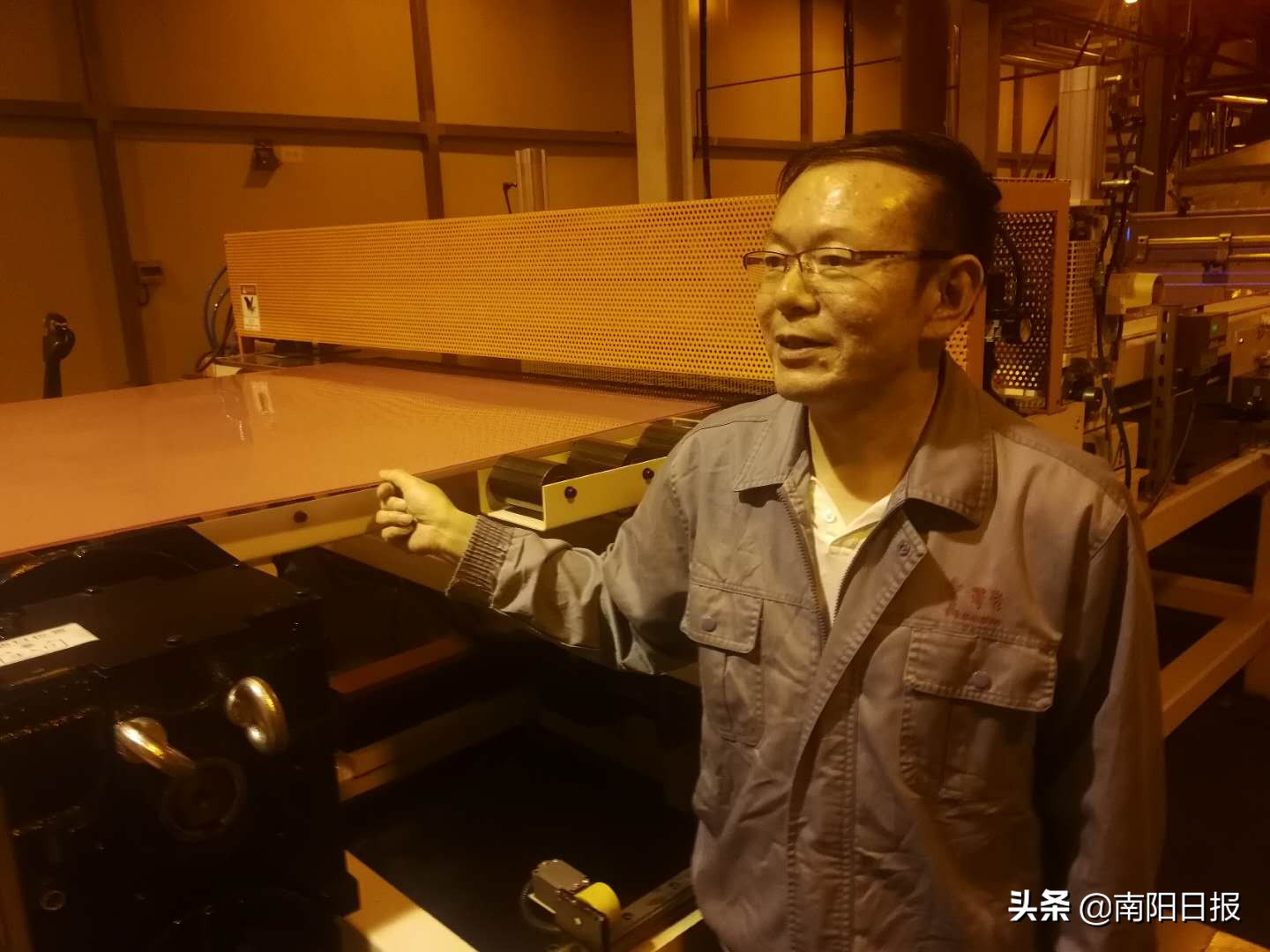 在他的带领下，设计并建设了国内第一条柔性树脂版生产线——黄黎明：科技创新路上的“探索者​”
