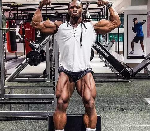 大屌哥的儿子小小年纪就已经练成了肌肉男，真是虎父无犬子