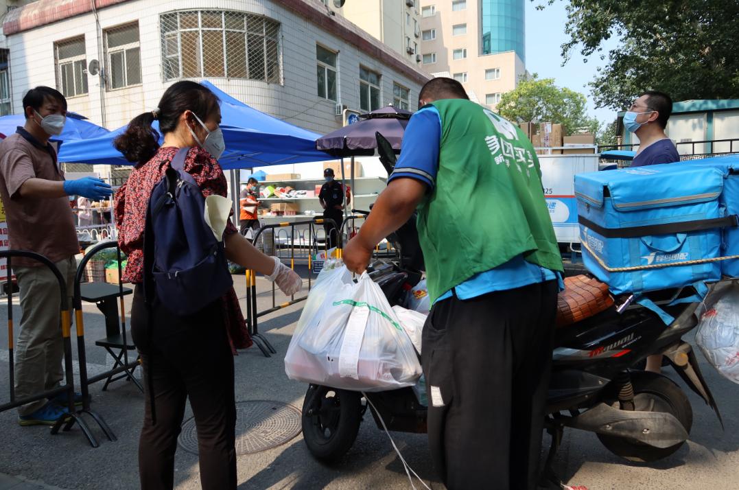 实录！小区封闭管理后，海淀这对夫妻跑来当志愿者……