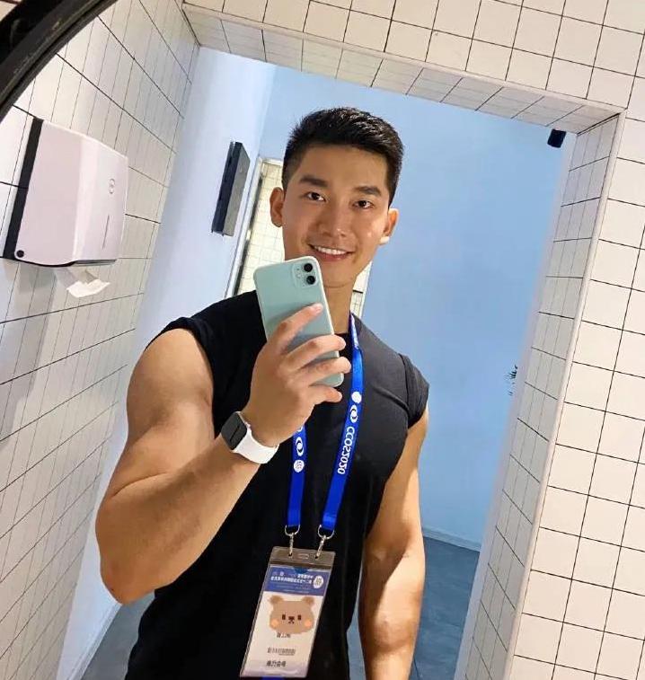 杭州小哥健身,帅哥锻炼肌肉身材特别棒