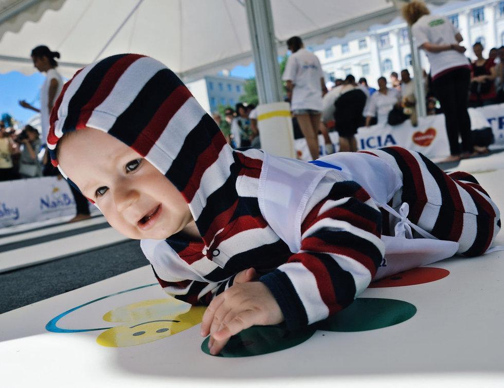 宝宝越过障碍物行走,宝宝是先会走还是先会爬高上低