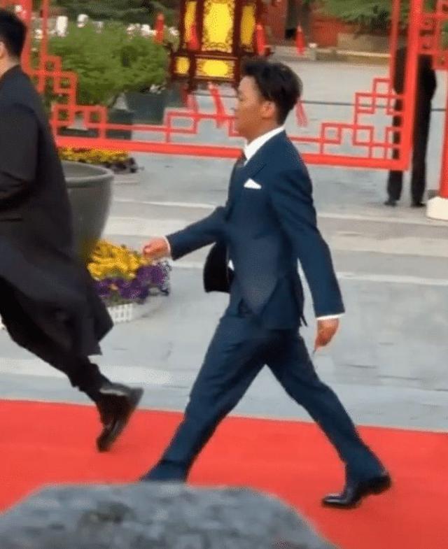 王宝强现身北京机场？王宝强生活花絮？王宝强新女友冯清曝光？