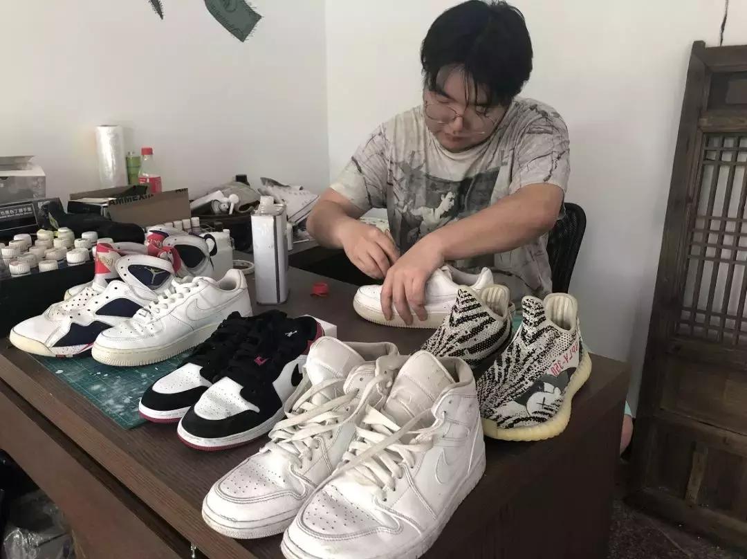 小伙卖鞋赔1万,小伙子卖鞋7000多万