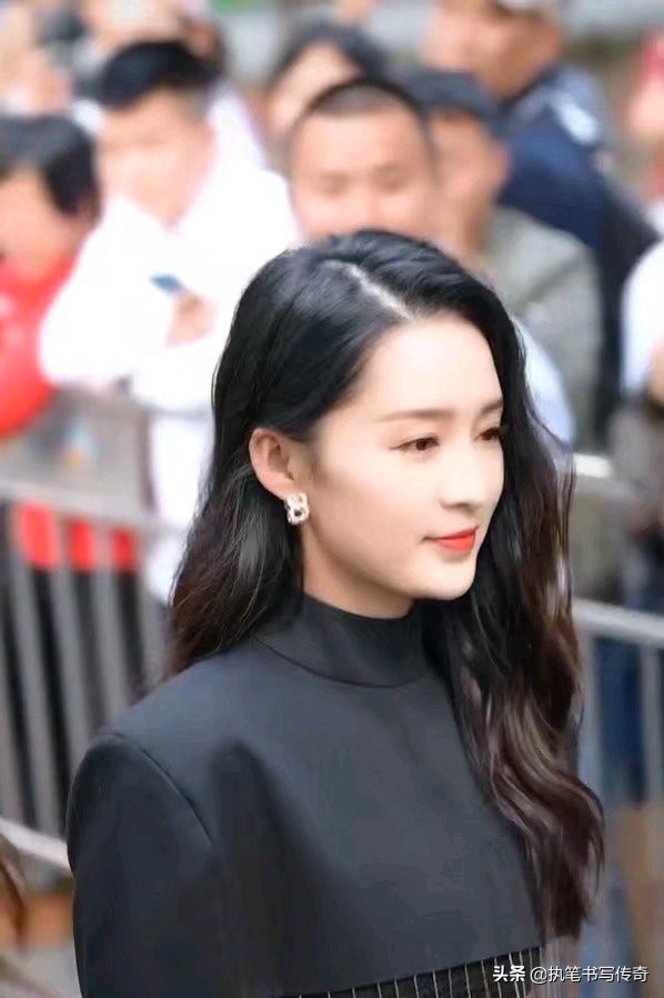 李沁走在路上的视频,李沁成长的路上必定经历很多风雨