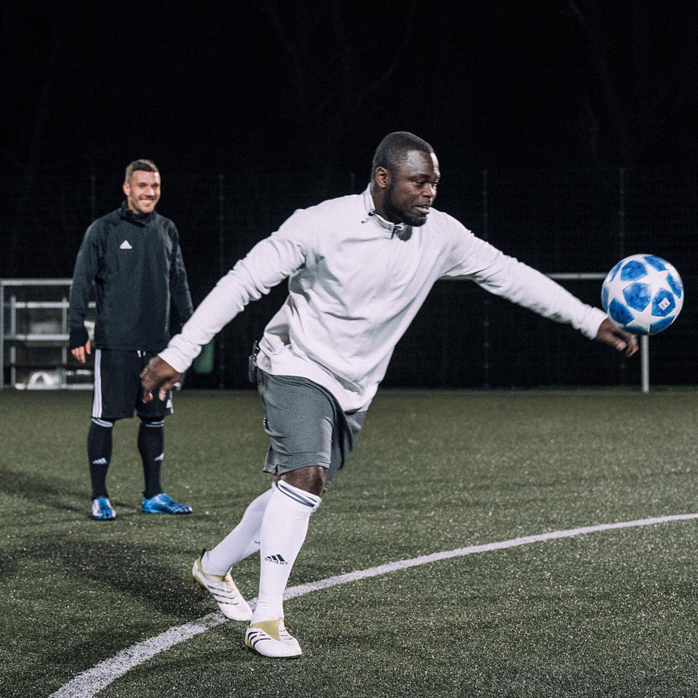 近期球员上脚战靴一览,波多尔斯基右脚