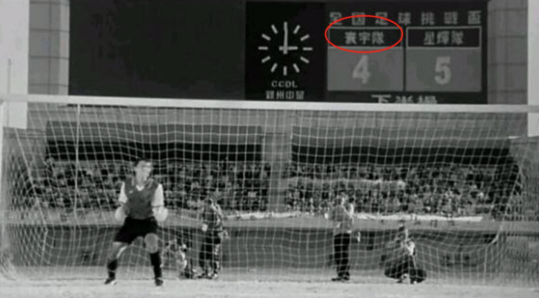 周星驰黄一飞表演节目,周星驰和黄一飞被酒瓶砸的视频