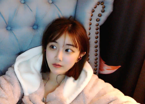 DOTA2：马甲直播带妹健身，老婆不但没生气还做起生意！