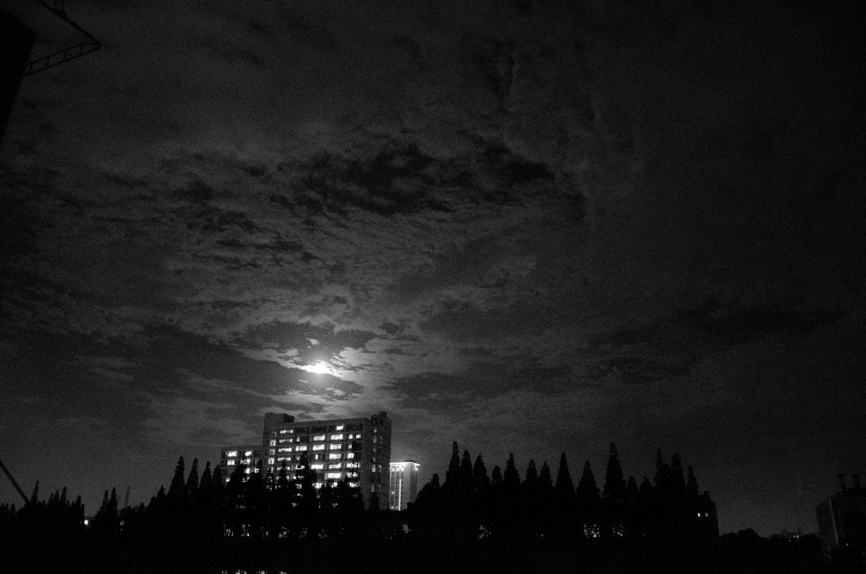 为什么家里这几天总是发出轰隆声,屋内偶尔发生巨响是咋回事