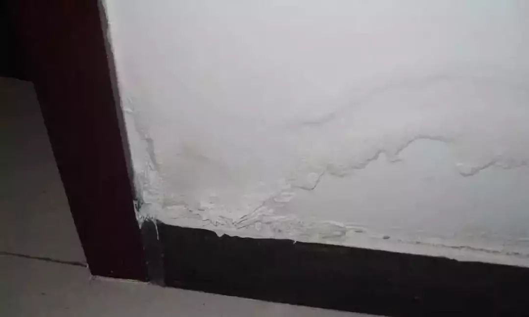 墙面反碱怎么办呢,洁厕灵墙面返碱