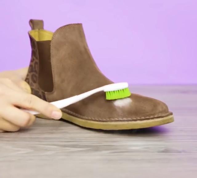 绒面鞋油渍怎么去除,怎样去掉绒面鞋上的油